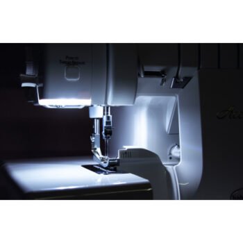 Surjeteuse haut de gamme avec enfilage automatique à air et points décoratifs exclusifs