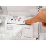 Surjeteuse & recouvreuse combinée avec enfilage à jet d’air, tension automatique et points variés