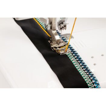 Recouvreuse avancée avec points décoratifs exclusifs, enfilage à air et tension automatique