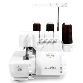 Surjeteuse compacte avec système d’enfilage simplifié et multiples options de couture